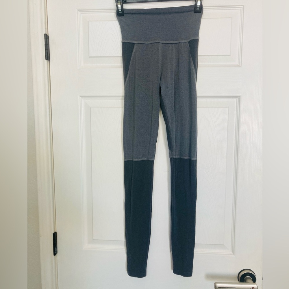 Beyond yoga women’s gray colorblock leggings tights